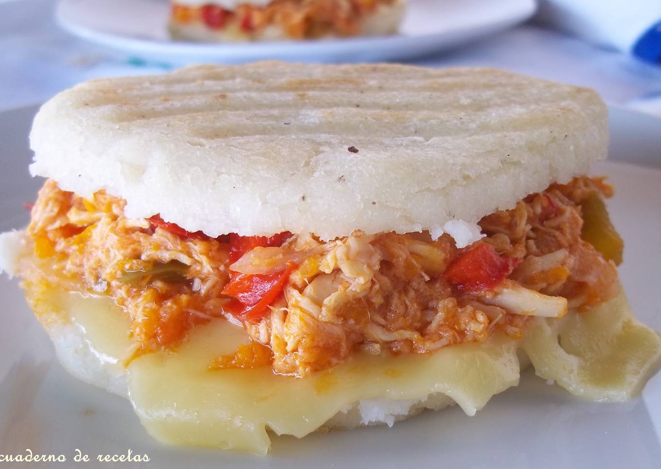 Arepas asadas con pollo desmechado