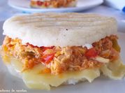Una foto de arepas pollo