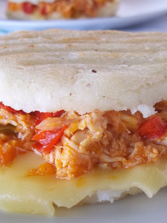 Una foto de Arepas asadas con pollo desmechado