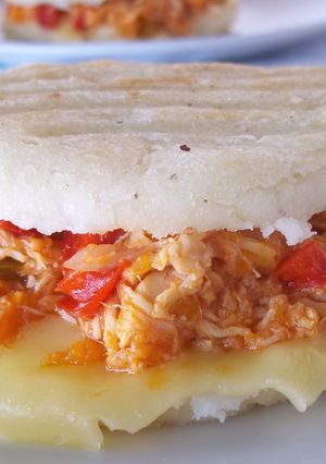 Una foto de Arepas asadas con pollo desmechado