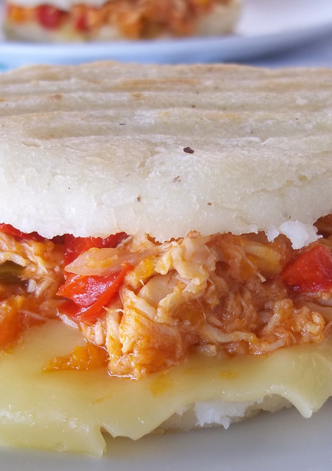 Una foto de Arepas asadas con pollo desmechado