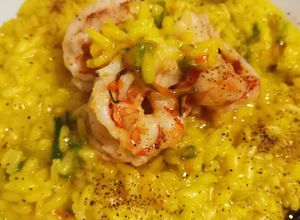 Foto di Risotto zafferano con fiori zucchine e gamberoni