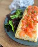 Pastel de puerros con salmón ahumado en el microondas