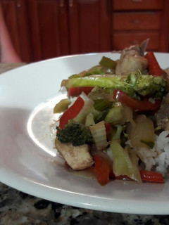 Una foto de Pollo con vegetales