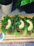 Canoas de lechuga rellena de quinoa y aguacate