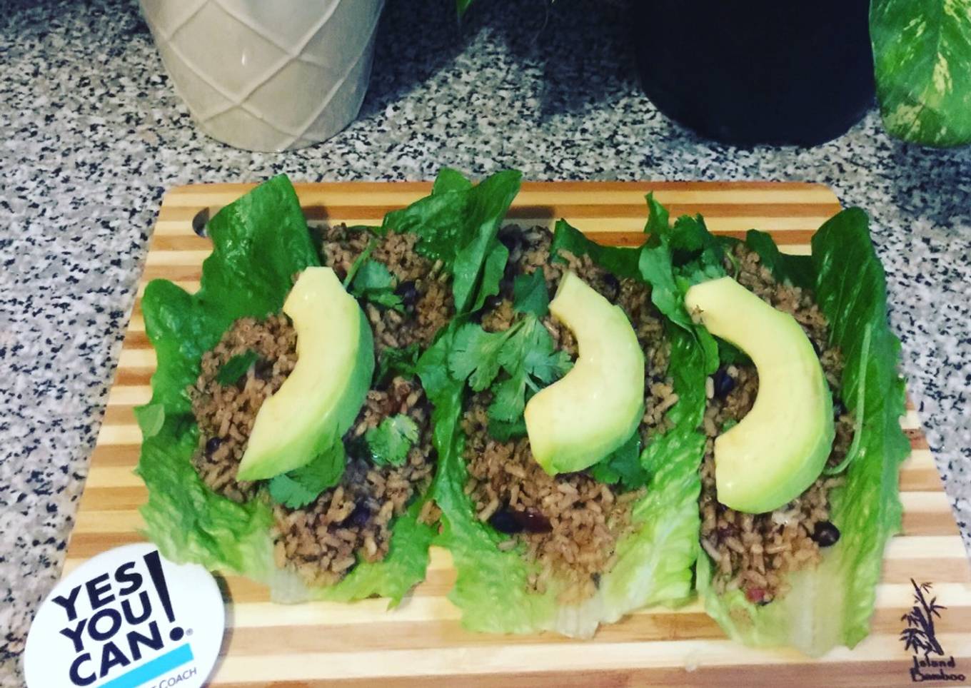 Canoas de lechuga rellena de quinoa y aguacate