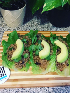 Una foto de Canoas de lechuga rellena de quinoa y aguacate
