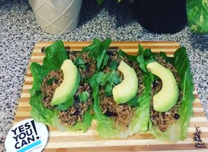 Una foto de Canoas de lechuga rellena de quinoa y aguacate