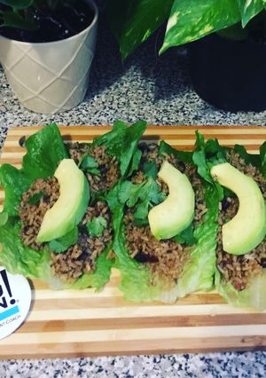 Una foto de Canoas de lechuga rellena de quinoa y aguacate
