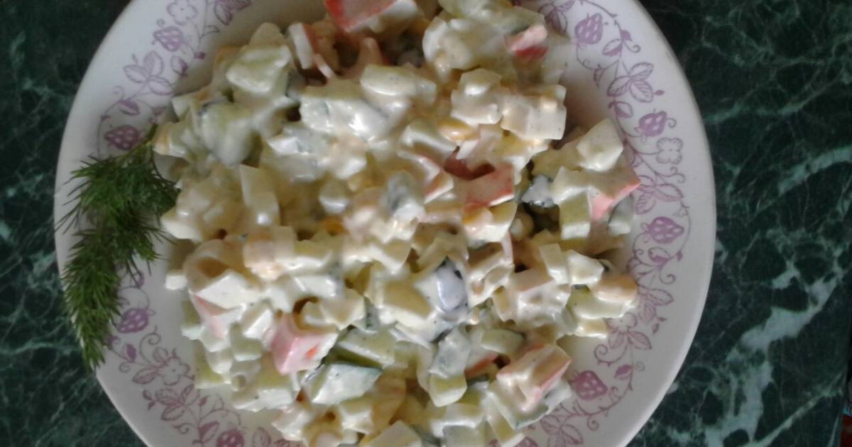 Салат с крабовыми палочками без огурцов. Салат с крабовыми палочками и огурцом и яйцом. Простой салат с крабовыми палочками и огурцом. Салат с крабовыми палочками и кукурузой и яйцом и огурцом. Крабовые палочки огурец яйцо.