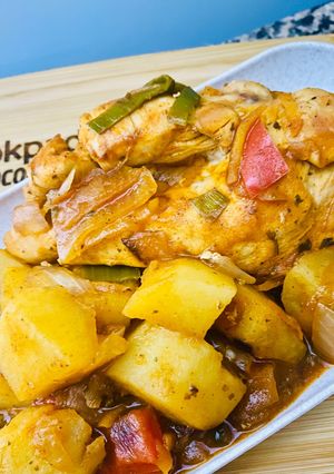 Una foto de PECHUGAS DE POLLO A LA CAMPESINA 🥘🍗🥘🧅🧄🫑🥕🍅🥔🥫🥘
