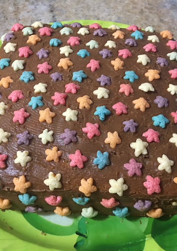 Una foto de Bizcochuelo marmolado relleno c dulce de leche
