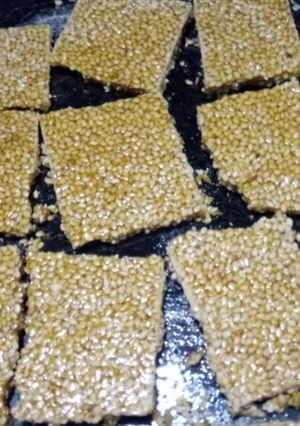 तिल की चिक्की (Til ki chikki recipe in Hindi) रेसिपी मुख्य फोटो