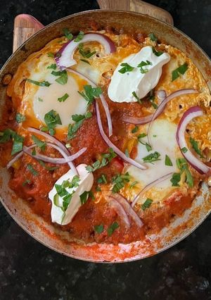 Foto de Shakshuka (ovos escalfados em molho de tomate)