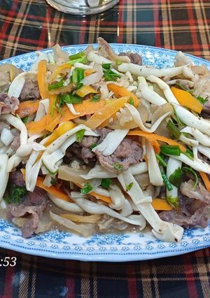 Hình của món Nấm ngọc châm, cà rốt xào thịt bò và vó bò.