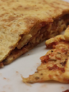 Una foto de Cena saludable y muy rápida: tortilla sabor pizza