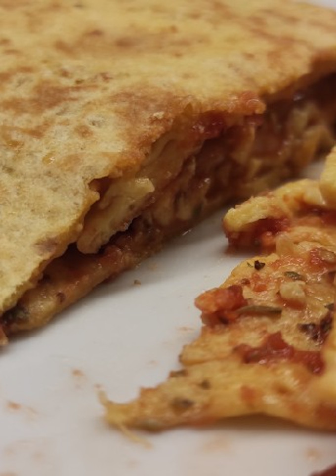 Una foto de Cena saludable y muy rápida: tortilla sabor pizza