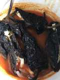 Chile ancho relleno de queso de hebra y frijol