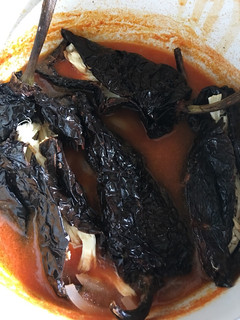 Una foto de Chile ancho relleno de queso de hebra y frijol