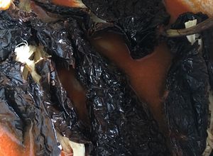 Una foto de Chile ancho relleno de queso de hebra y frijol