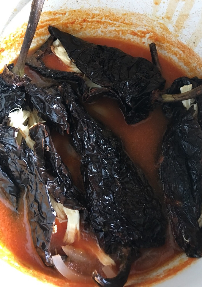 Una foto de Chile ancho relleno de queso de hebra y frijol