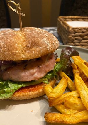 Una foto de Hamburguesa Gourmet con Patatas al Pimentón en Airfryer !!!!!!