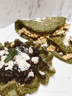 Una foto de Waffles/ Crepes🧇 de espinaca con mermelada de mora y huevos pericos