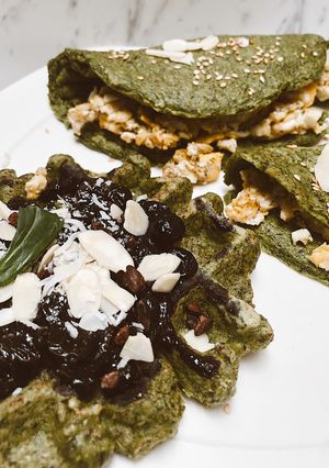 Una foto de Waffles/ Crepes🧇 de espinaca con mermelada de mora y huevos pericos