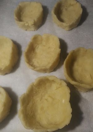 A picture of Bowl Pie Shells and Tops.