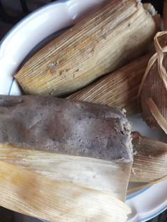Una foto de Tamales de masa oscura