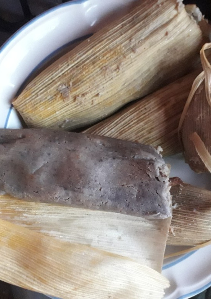 Una foto de Tamales de masa oscura