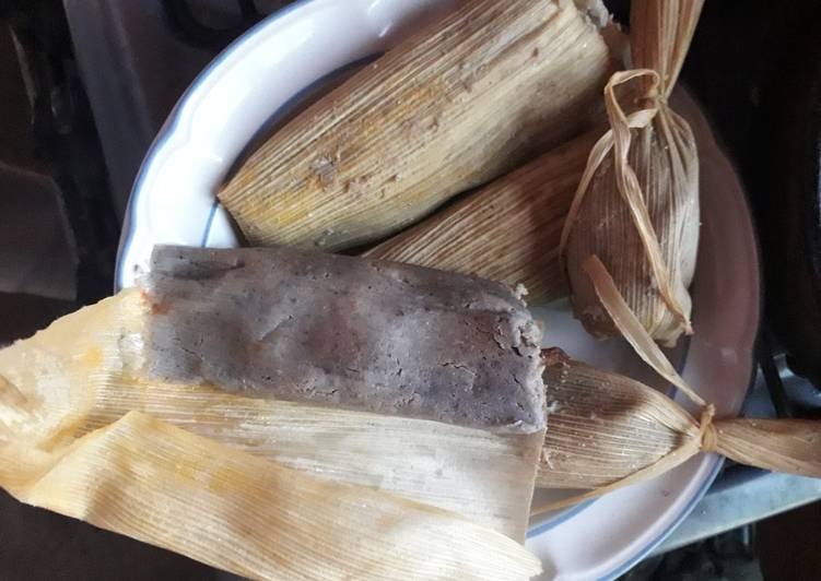 Tamales de masa oscura