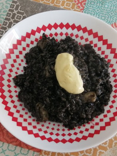 Una foto de 🥘 Arroz negro con alioli