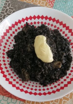 Una foto de 🥘 Arroz negro con alioli