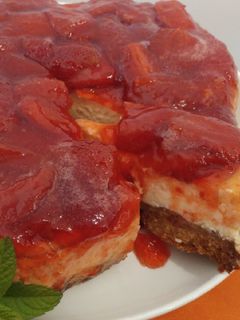 Una foto de New York Cheesecake con salsa de fresas