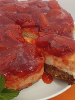 Una foto de New York Cheesecake con salsa de fresas