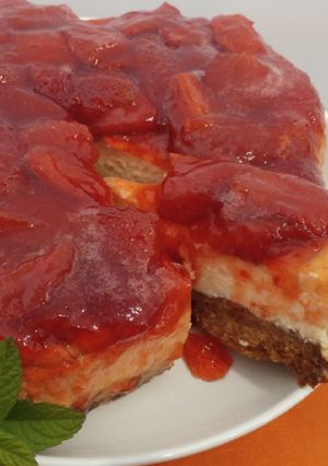 Una foto de New York Cheesecake con salsa de fresas