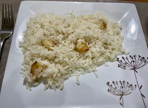 Una foto de Arroz al ajo dorado