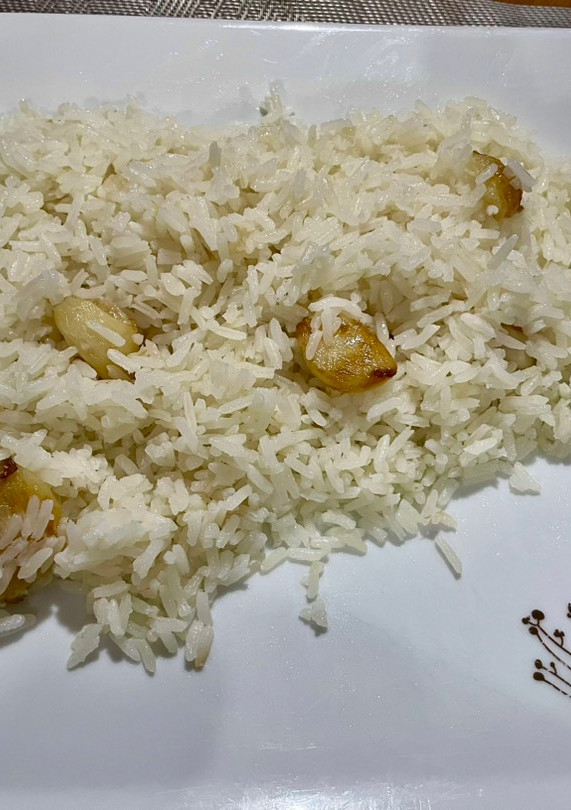 Una foto de Arroz al ajo dorado