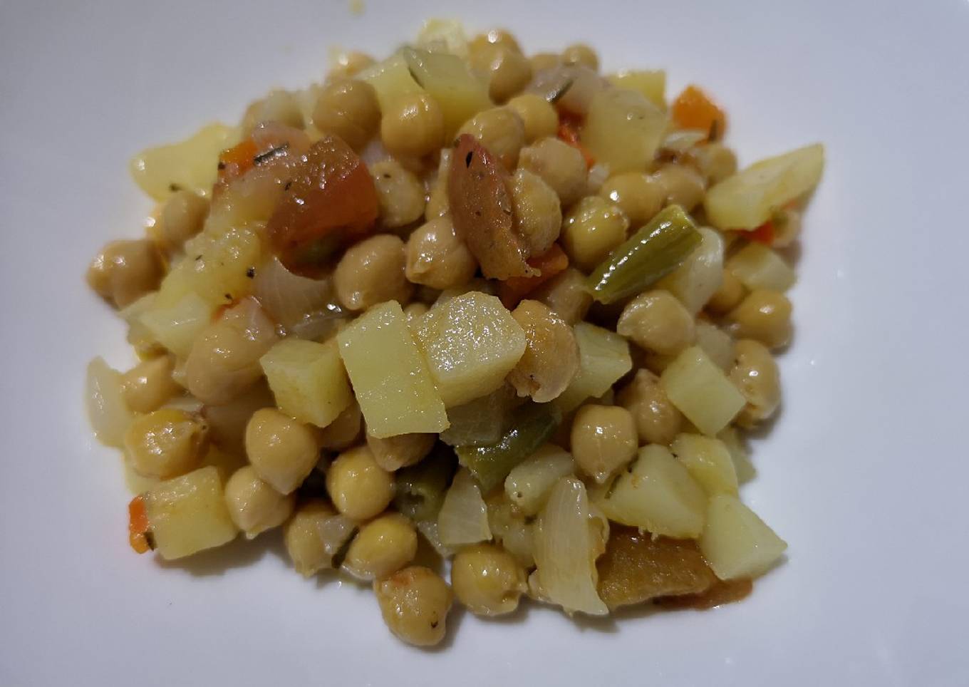 Sofrito de garbanzos y verduras al aroma de romero