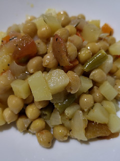 Una foto de Sofrito de garbanzos y verduras al aroma de romero