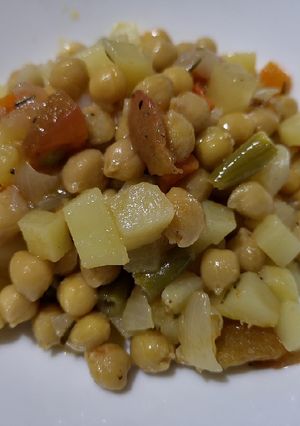 Una foto de Sofrito de garbanzos y verduras al aroma de romero