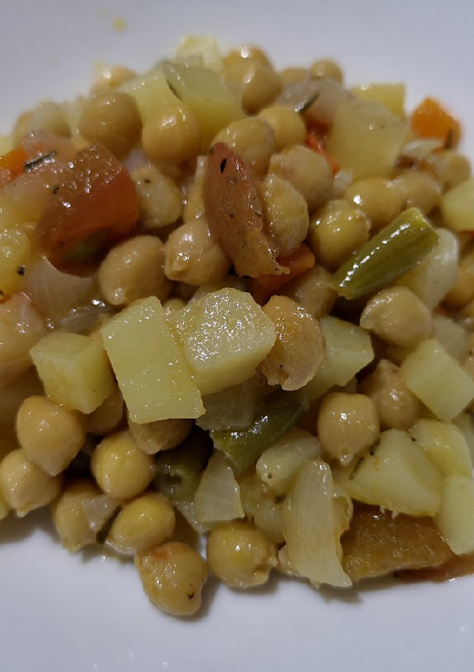 Una foto de Sofrito de garbanzos y verduras al aroma de romero