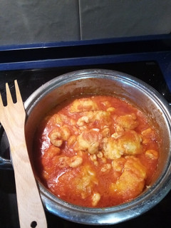 Una foto de Olla de bacalao con tomate y gambas