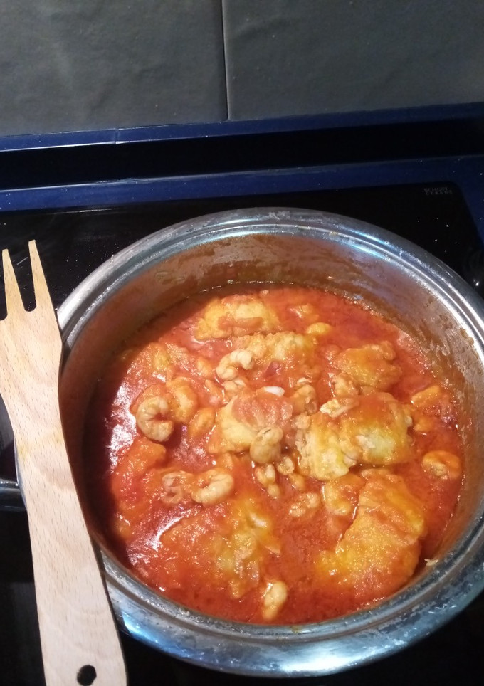 Una foto de Olla de bacalao con tomate y gambas
