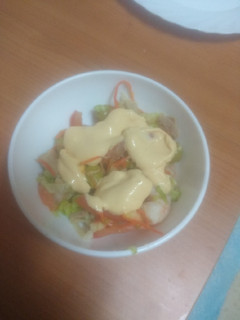 Una foto de Cuenco de ensalada de langostinos y atún con salsa rosa rápida
