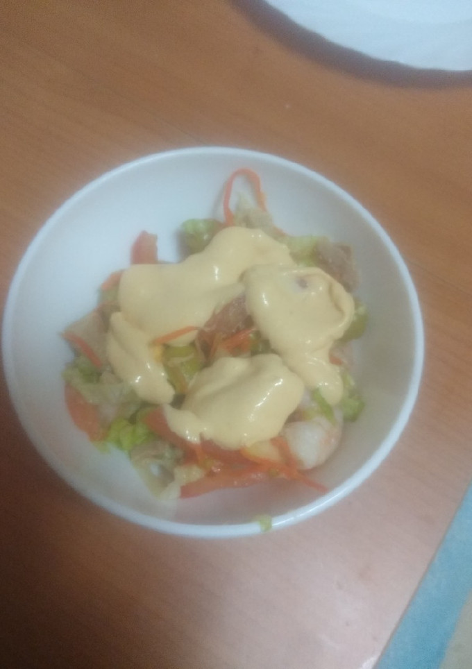 Una foto de Cuenco de ensalada de langostinos y atún con salsa rosa rápida