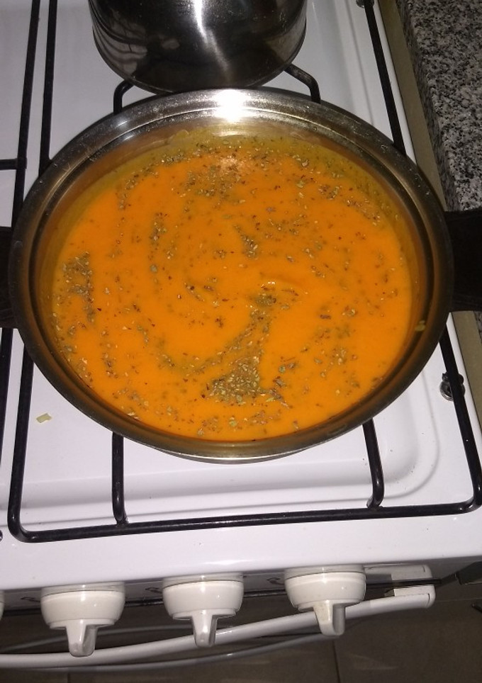 Una foto de Sopa crema de calabaza y zanahoria sin tacc y light