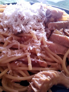 Una foto de Espaguetis con parmesano en salsa de setas