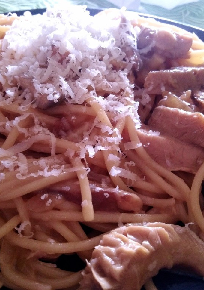 Una foto de Espaguetis con parmesano en salsa de setas
